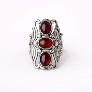 Bague vintage en grenat à trois pierres, en argent sterling, d'inspiration victorienne, bijoux bohèmes en pierres précieuses pour tous les jours et occasions spéciales - Product Image 6