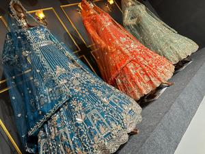 Robe Lehenga Choli en tissu lourd avec des détails en pierre Jarkan brodée et un design artisanal pour les mariages et les fêtes - Product Image 6