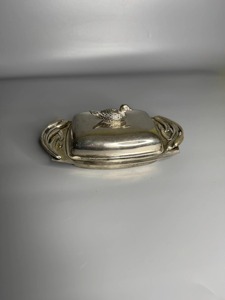 Beurrier vintage en métal argenté avec couvercle à poignée motif canard, utilisé comme mini plat de service pour desserts, pâtisseries et bouchées. - Product Image 4
