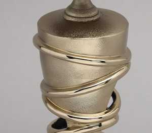 Lanterne cylindrique dorée Garden Glow avec design en maille pour la décoration de la maison, luminaire suspendu en métal durable - Product Image 5