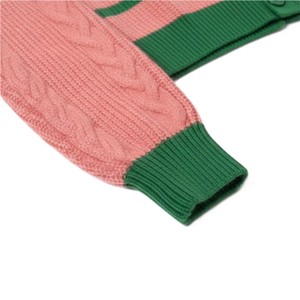 Cárdigan de Estilo Fraternidad Personalizado en Talla y Logotipo, Diseño en Rosa y Verde, Doble Botonadura, Lana/Acrílico, Antiarrugas y Transpirable - Product Image 6