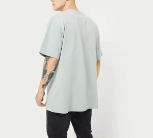 T-shirt homme col rond à épaules tombantes 100% coton, impression numérique personnalisée, avec logos brodés, faible quantité minimum de commande. - Product Image 5