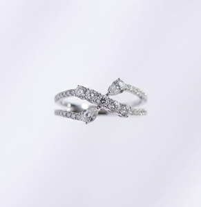 Anillo de compromiso cruzado de plata de ley 925 con oro de 18 quilates y diamantes creados en laboratorio, anillo de media eternidad con piedras laterales para boda, venta al por mayor - Product Image 1