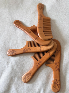 Peine de Madera Artesanal con Acabado Liso y Incrustaciones de Ágata, Hecho a Mano por Proveedor Indio - Product Image 2