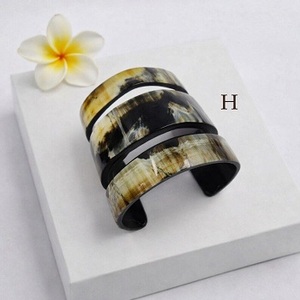 Brazalete Moderno de Cuerno de Búfalo Natural Pulido, Ecológico, de Color Natural, Regalo de f s international - Product Image 1