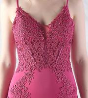 Robe de sirène moderne rose éclatant |   Robe de soirée en crêpe naturel avec appliques en dentelle de luxe |   Robe de bal élégante longue jusqu'au sol