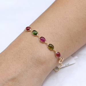 Bracelet station en or jaune 18 carats avec cabochon ovale naturel et tourmalines multiples serties clos, Memoria Jewels, vente en gros - Product Image 4