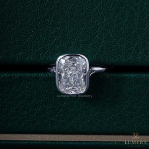 Bague de fiançailles minimaliste de luxe en or blanc 18 carats avec diamant de laboratoire taille coussin VVS2 serti clos, bijoux personnalisés directement de l'usine - Product Image 2
