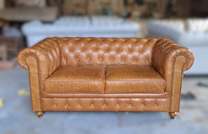 โซฟาเชสเตอร์ฟิลด์ 2 ที่นั่ง หุ้มหนังพรีเมียม ดีไซน์กระดุมแบบคลาสสิก นั่งสบาย สวยงาม เหมาะสำหรับห้องนั่งเล่น - Product Image 2