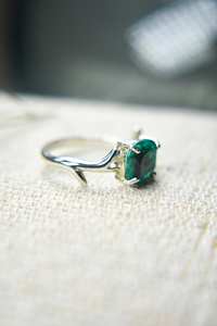 Bague en émeraude naturelle brute, forme carrée, faite à la main, style vintage, inspirée de la nature, bijoux en émeraude pour femmes - Product Image 2