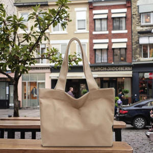 Bolsa Deportiva de Lona de Algodón Blanca con Diseño Geométrico Personalizado, Asa Larga y Correa para el Hombro - Product Image 4