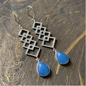 Boucles d'oreilles pendantes longues en calcédoine bleue minimaliste, argent sterling 925 - Bijoux fins tendance, fournisseur en gros - Product Image 4