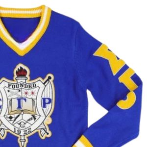 เสื้อสเวตเตอร์คอวีปักลายตราสัญลักษณ์ Sigma Gamma Rho Sorority สีน้ำเงิน สำหรับผู้หญิง  งานถักตัวอักษรกรีก สไตล์ลำลอง แฟชั่นนักศึกษา  แบบสั่งทำพิเศษ - Product Image 5