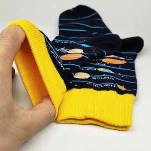 Chaussettes graphiques pour hommes et femmes, chaussettes à imprimé artistique, chaussettes de style hip-hop, inspirées du skateboard, mode streetwear, chaussettes en coton - Product Image 4