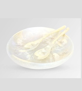 Bol de service en résine écologique avec cuillère, pour une collection de vaisselle et d'articles de cuisine durables - Product Image 1