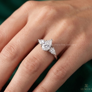 Anillo de compromiso de lujo con tres diamantes en forma de pera, certificado por IGI, disponible en oro de 9KT, 10KT, 14KT y 18KT para mujer, joyería fina. - Product Image 5