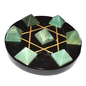 Pyramide Aventurine verte. 7 chapelet, 4mm de côté, avec Base en Agate noire, anneau d'aventurine verte, étoile de David - Product Image 1