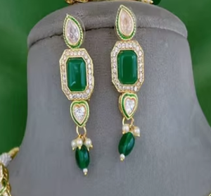Ensemble de collier Kundan plaqué or avec boucles d'oreilles et tikka pour femmes, bijoux de créateur, bijoux de mariage, zircon vert, en alliage. - Product Image 2