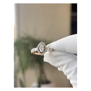 Elegante Anillo Halo con Diamante Cultivado en Laboratorio Corte Marquesa de 1.15 Ct, con Piedras Laterales Princesa, Anillo de Compromiso para Mujer, Oro Sólido de 14 Quilates QUBE - Product Image 2
