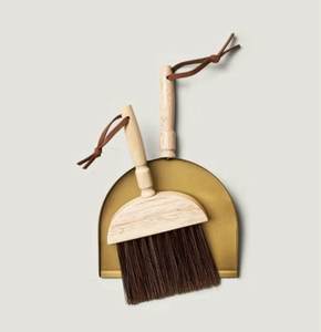 Recogedor de Polvo Metálico Hecho a Mano para Necesidades de Limpieza Tradicionales en Interiores Rústicos, de Granja, Vintage y Modernos - Product Image 1