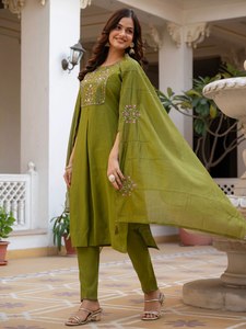 Conjunto de Kurti Étnico de Seda Mango de Lujo con Pantalones Rectos y Dupatta de Seda Maslin de Diseño |   Proveedor de Ropa B2B - Product Image 5