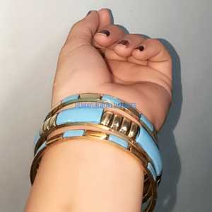 Elegante brazalete de resina azul cielo con detalles en tono dorado, hecho a mano para uso diario, festivo y para fiestas. - Product Image 4