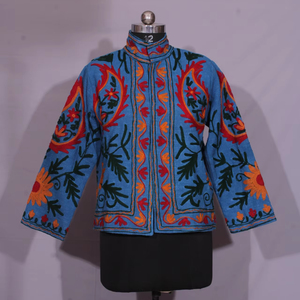 Veste TNT brodée Suzani bleue faite à la main – Motif floral folklorique sur le manteau. - Product Image 1