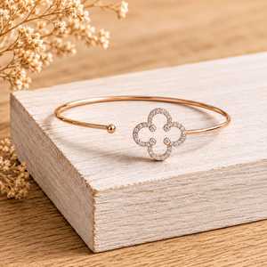 Bracelet fin en or massif 10K 14K 18K avec diamant de laboratoire rond, motif trèfle, breloque florale délicate, empilable, ajustable, motif quadrifoliaire - Product Image 4