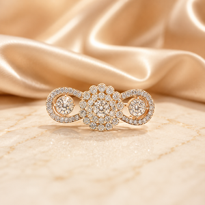 Anillo de Flores de Diseño en Oro de 14K Premium con Racimo de Circonitas Brillantes y Elegante Motivo Circular Lateral - Product Image 1