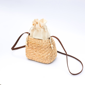 Sac en jacinthe d'eau tressé à la main – Sac bandoulière décontracté respirant en forme de seau avec doublure en toile et cordon de serrage - Product Image 1