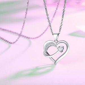 Collana con Ciondolo a Cuore in Zirconia Cubica 5A Placcata Oro Bianco 14k, Gioiello Raffinato Unico, Regalo per Donne, Mogli o Fidanzate - Product Image 3