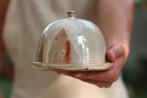 Elegante Mantequillera Glaseada con Tapa de Perilla, Bandeja Profunda para Servir, Diseño Termorresistente, Almacenamiento Estilizado para Mantequilla Fresca - Product Image 6