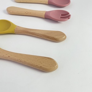 Juego de cuchara y tenedor de silicona para bebé con mango de madera, utensilios de alimentación para niños pequeños con punta suave, grado alimenticio, fácil de limpiar - Product Image 4