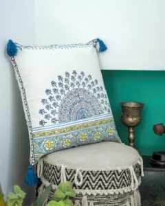 Housse de coussin florale indienne avec pompons bleus et bordure jaune, coussin décoratif bohème 18x18 16x16, mandala floral bleu et blanc - Product Image 3