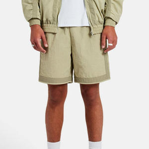 Pantalones cortos ligeros de color sólido para hombre con cintura elástica y bolsillos laterales, conjunto corto informal de verano tipo cortavientos. - Product Image 6