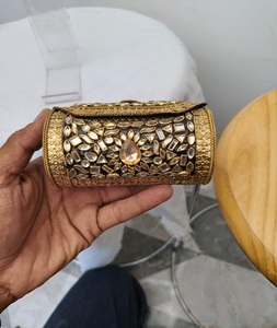 Bolso de mano de lujo hecho a mano con adornos de metal chapado en oro Kundan, personalizado, para bodas, eventos y fiestas. - Product Image 4