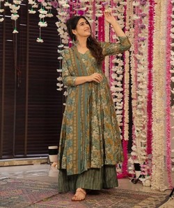 Robe de travail en rayonne imprimée effet slub RICH LOOK avec dupatta, tenue de fête, prix de gros, vêtement ethnique vert foncé - Product Image 2