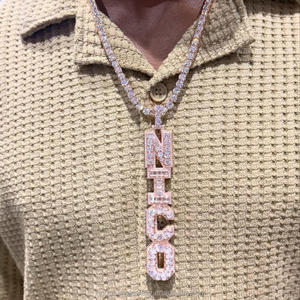 จี้ตัวอักษรสั่งทำพิเศษทรงยาวประดับเพชรโมอิสซาไนต์ เงินแท้ 925 ชุบทอง สไตล์ฮิปฮอป แฟชั่นจี้แนวตั้งสำหรับผู้ชาย - Product Image 1