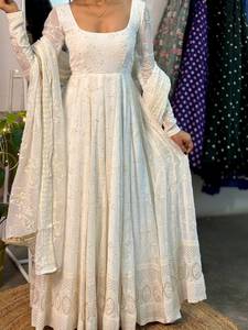 ชุดเสื้อ Anarkali ผ้าจอร์เจตต์ทรงเข้ารูป พร้อมกางเกงและผ้าคลุมไหล่ งานปักลายดีไซเนอร์ ตัดเย็บสำเร็จพร้อมสวมใส่ - Product Image 4