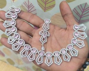 Ensemble de collier en laiton artisanal au design luxueux avec bijoux ethniques et boucles d'oreilles assorties pour femmes, pour occasions spéciales - Product Image 2