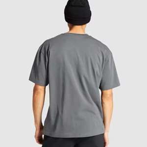 Camiseta Casual de Punto para Hombre, Cuello Redondo, Manga Corta, Corte Regular, Color Gris Sólido - Product Image 2