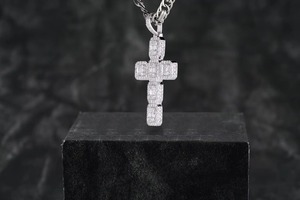 Pendentif Croix Unisexe en Moissanite Plaqué Rhodium et Argent 925 avec Diamant Taille Émeraude Sertie en Canal, Bijou Religieux, Cadeau - Product Image 2
