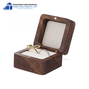 THANH TUNG THINH CO. LTD Boîte à bague carrée moderne en bois naturel avec couvercle transparent, insert coussin blanc et fermeture magnétique pour bijoux - Product Image 6
