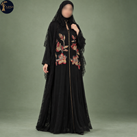 Abaya élégante à fleurs brodées à l'avant pour femmes avec superposition en dentelle et manches fluides |   Vêtements élégants et modestes pour occasions islamiques