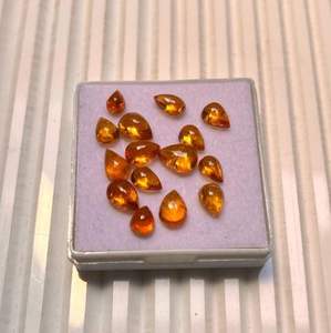 โกเมนสเปซซาร์ไทต์ธรรมชาติทรงลูกแพร์และทรงสามเหลี่ยม  โกเมนสีส้มแมนดารินหายาก  มีการเปลี่ยนสี  เหมาะสำหรับทำเครื่องประดับ ขนาด 2-5 มม. - Product Image 4