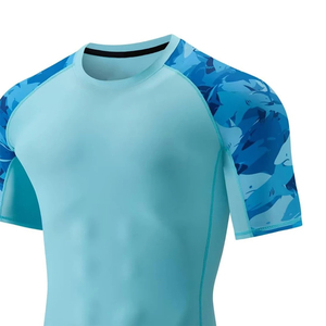 Camisetas de compresión al por mayor para gimnasio, para adultos, de media manga, de poliéster y spandex, con logo personalizado, tipo rash guard. - Product Image 2