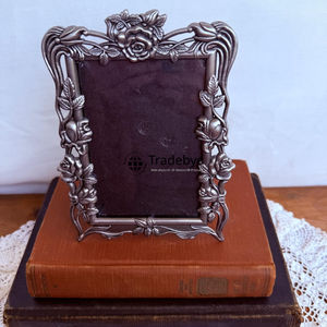 Cadre photo en métal de qualité supérieure, fait main, décoratif, pour la décoration de la maison par Tradebyd - Product Image 1