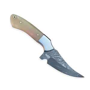 Couteau de chasse artisanal en acier Damas avec lame à motif unique et manche durable pour la chasse, le camping et les aventures - Product Image 1