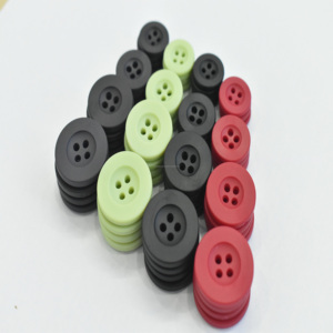 Botón de resina de 15 mm con 4 agujeros, base plana, hecho de TPE, ecológico, para camisa, chaqueta, fabricado en Vietnam, precio al por mayor - Product Image 4