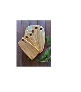 Planche à découper rectangulaire en bois dur avec poignée et boucle de suspension pour un rangement pratique en cuisine - Product Image 4